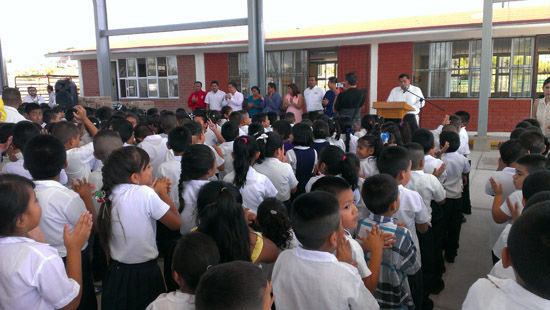 Entrega Raúl Vela Erhard  paquetes de útiles escolares en Acuña