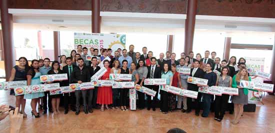Entregan a 52 jóvenes coahuilenses  Becas de Posgrado al Extranjero 2015 