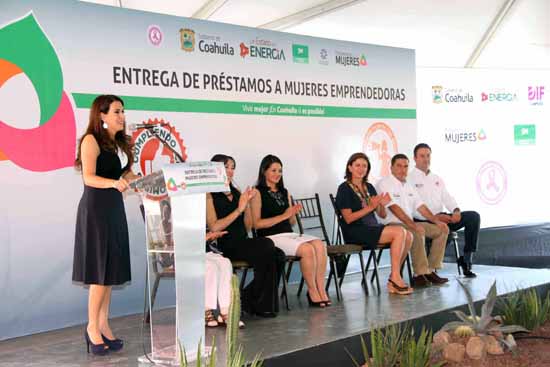Entregan créditos a mujeres emprendedoras de Coahuila 