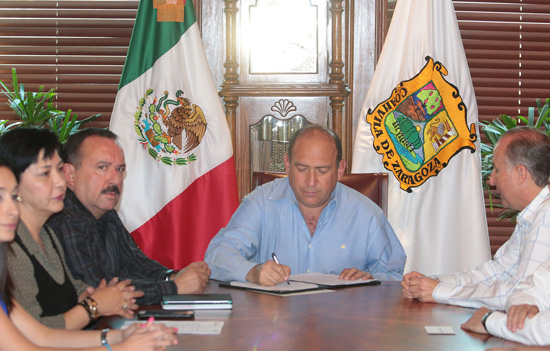 Firma gobernador Rubén Moreira iniciativa para prohibir licencia a menores de edad 