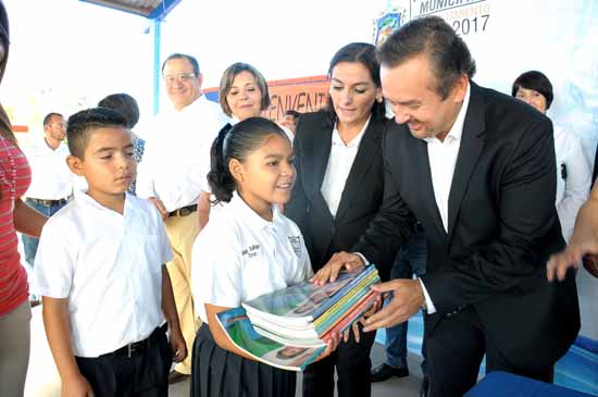 Inaugura Alcalde ciclo escolar 2015- 2016 en Escuela Primaria Josefina Ortiz Soto 