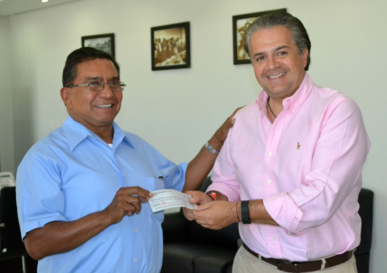 Recibe alcalde donativo de la Cámara Mexicana de la Construcción 
