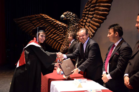 Acompaña Alcalde a egresados de la Universidad Vizcaya en su graduación 