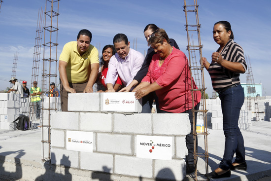 Colocan la primera piedra del centro comunitario de la colonia Santos Saucedo en Ramos Arizpe 