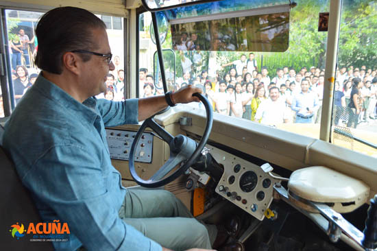 Entrega Lenin Pérez autobús escolar a Secundaria Num.1 