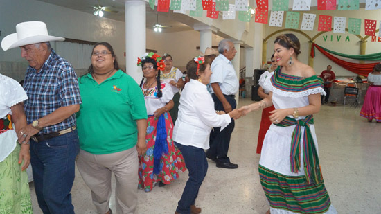 Festejan adultos mayores del DIF Rosita mes patrio 