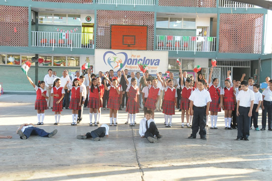 Presiden autoridades municipales lunes cívico en Escuela Primaria “El Socorro” 