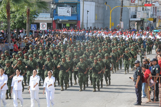 Presiden autoridades municipales desfile de 16 de septiembre 