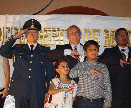 SALVADOR LOZANO, CELEBRA GRITO DE INDEPENDENCIA FRENTE A PRESIDENCIA MUNICIPAL