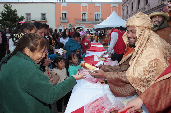 Comparte gobernador Rubén Moreira Rosca de Reyes con miles de familias coahuilenses 