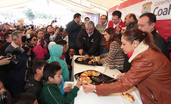 Comparten Rosca de Reyes con pobladores de comunidades ejidales del sureste de Saltillo 
