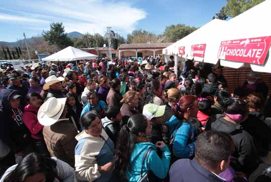 Comparten Rosca de Reyes con pobladores de comunidades ejidales del sureste de Saltillo 