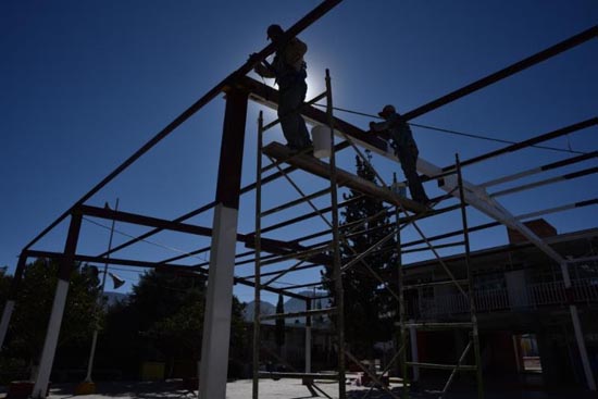 Construye Municipio techo en escuela 