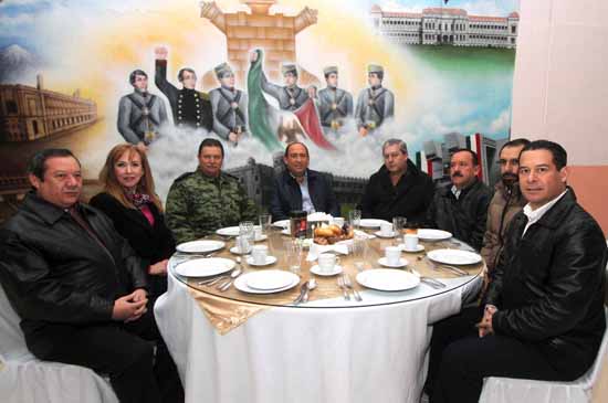 Rubén Moreira sostiene reunión de trabajo con comandante de la VI Zona Militar 
