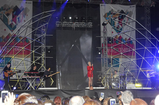 Asisten más de 8 mil personas al concierto de Ana Torroja en la Plaza Mayor 