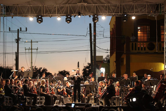 Disfrutan miles de concierto Por la Paz en Allende 