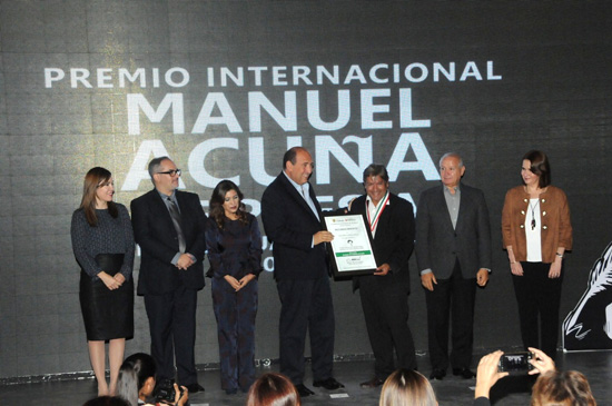Entrega gobernador Premio Internacional Manuel Acuña 