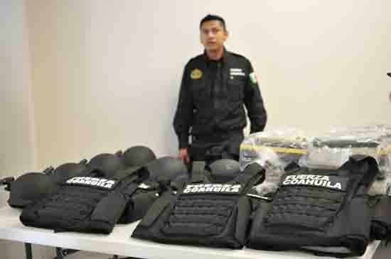 Entregan armas y uniformes a policías de Fuerza Coahuila 