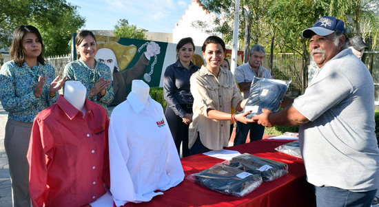 Entregan uniformes a Personal Sindicalizado en el Ayuntamiento de Nava 
