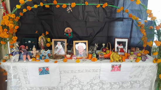 Fortalecen las tradiciones mexicanas con altares de muertos en el DIF 