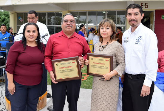 Reconoce alcaldesa a maestros del CBTis 239 de nava por 30 años de trayectoria 