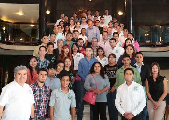 Se reúne Rubén Moreira con estudiantes de la Región Carbonífera 