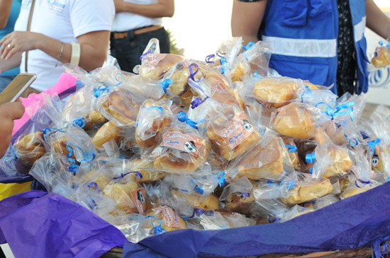Celebran día de muertos con pan las autoridades municipales 