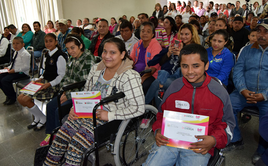 Entregan Carolina Viggiano y Ana Gabriela Fernández apoyos económicos y unidad especializada para discapacitados en Nava 