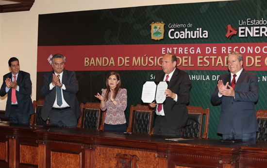 Firma Rubén Moreira Valdez decreto con el que queda oficialmente constituida la Banda de Música del Estado 