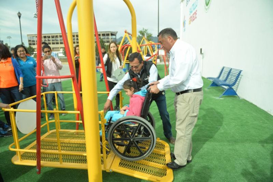 Inaugura Isidro 3 módulos más de juegos para niños con discapacidad 