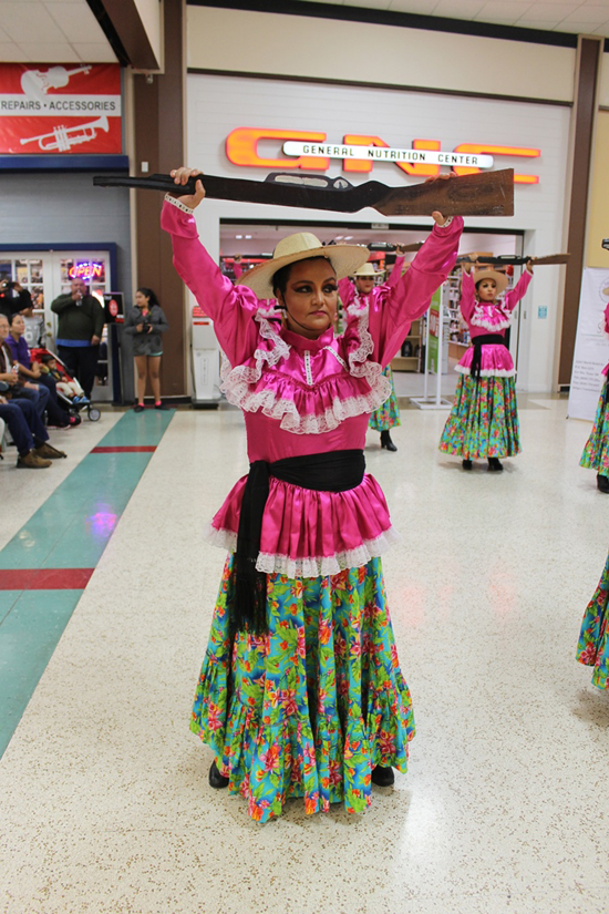 Muestra folclórica de tradiciones mexicanas 
