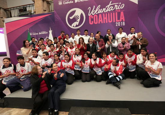 Reconoce Rubén Moreira a coahuilenses con la  Presea "Voluntario 2016" 