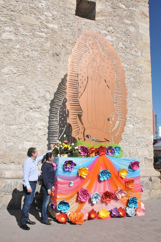 Agradecen el Alcalde y su esposa a la Virgen de Guadalupe con un ramo de flores 