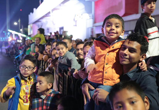 Disfrutan más de 100 mil personas desfile “Coahuila Brilla” en Torreón 