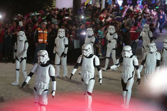 Disfrutan más de 100 mil personas desfile “Coahuila Brilla” en Torreón 