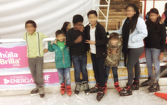 Disfrutan pista de hielo niños refugiados 