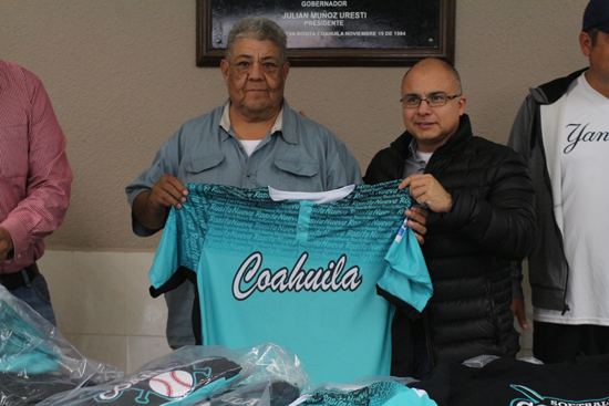 Entrega alcalde César Gutiérrez uniformes a selección estatal de softball 
