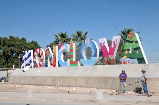 Instalan mega letras de “Monclova” en límites con Frontera, las adornan con motivos navideños 