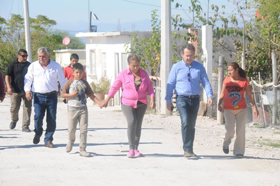 Lleva el Alcalde Licenciado Gerardo García láminas a habitantes de la Col. Lupita Murguía 