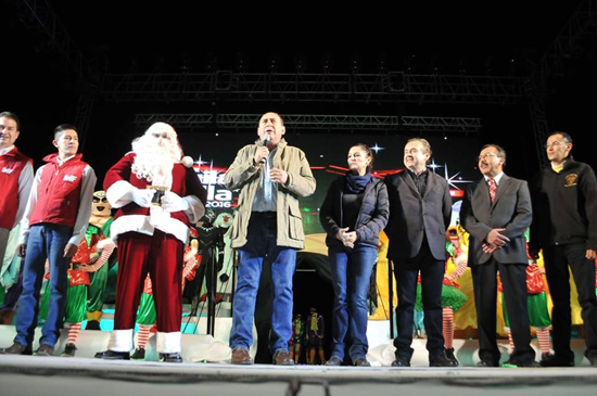Monclova luce más navideña con el pino y la pista de hielo que inauguraron el Alcalde y el Gobernador 