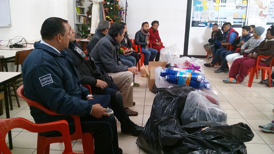 Realizan colecta para entregar a la Casa del Migrante ropa de invierno y juguetes 