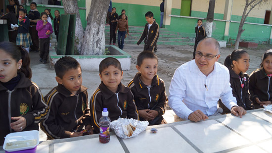 Cumple alcalde César Gutiérrez con la educación 