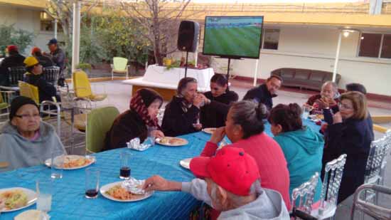 Disfrutan las autoridades el partido de futbol en el Asilo de Ancianos 