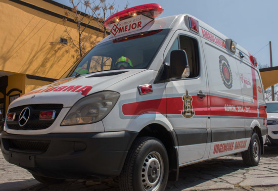 Entrega Ricardo Aguirre ambulancia a Protección Civil y Bomberos 