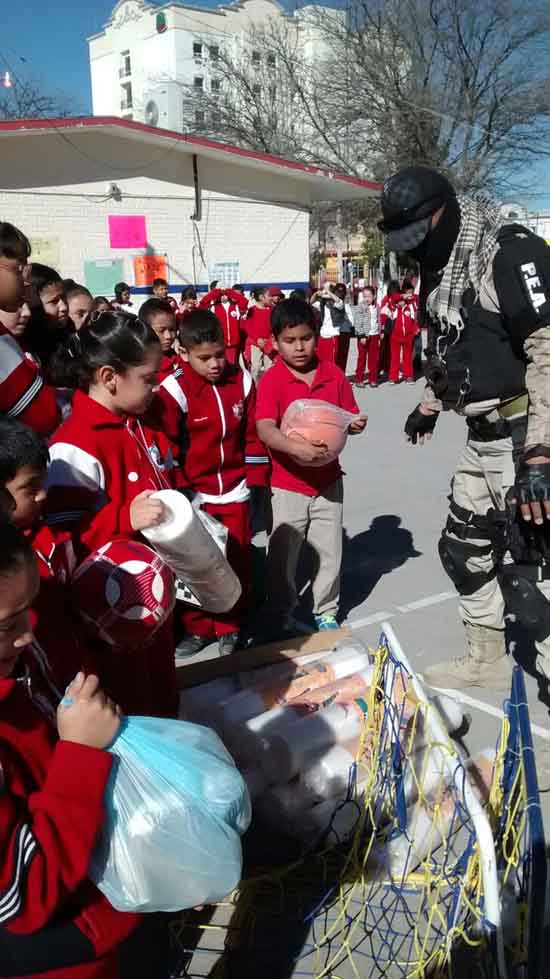 Policías de Coahuila entregan material a escuelas 