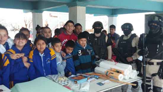 Policías de Coahuila entregan material a escuelas 