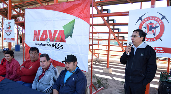 Presenta alcaldesa nueva imagen del equipo de béisbol Carboneros de Nava 