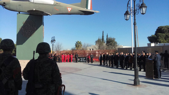 Presiden autoridades ceremonia cívica de la Fuerza Aérea Mexicana 
