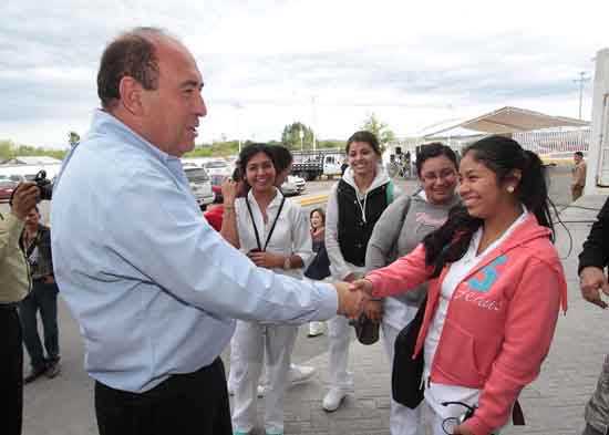 Asiste Rubén Moreira Valdez a la entrega de becas de alumnos destacados de Escuela de Bachilleres 