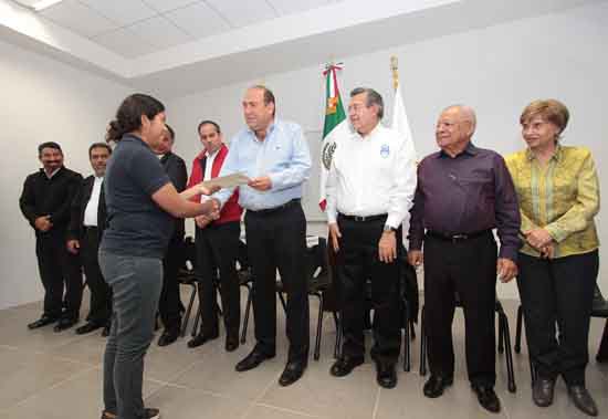 Asiste Rubén Moreira Valdez a la entrega de becas de alumnos destacados de Escuela de Bachilleres 